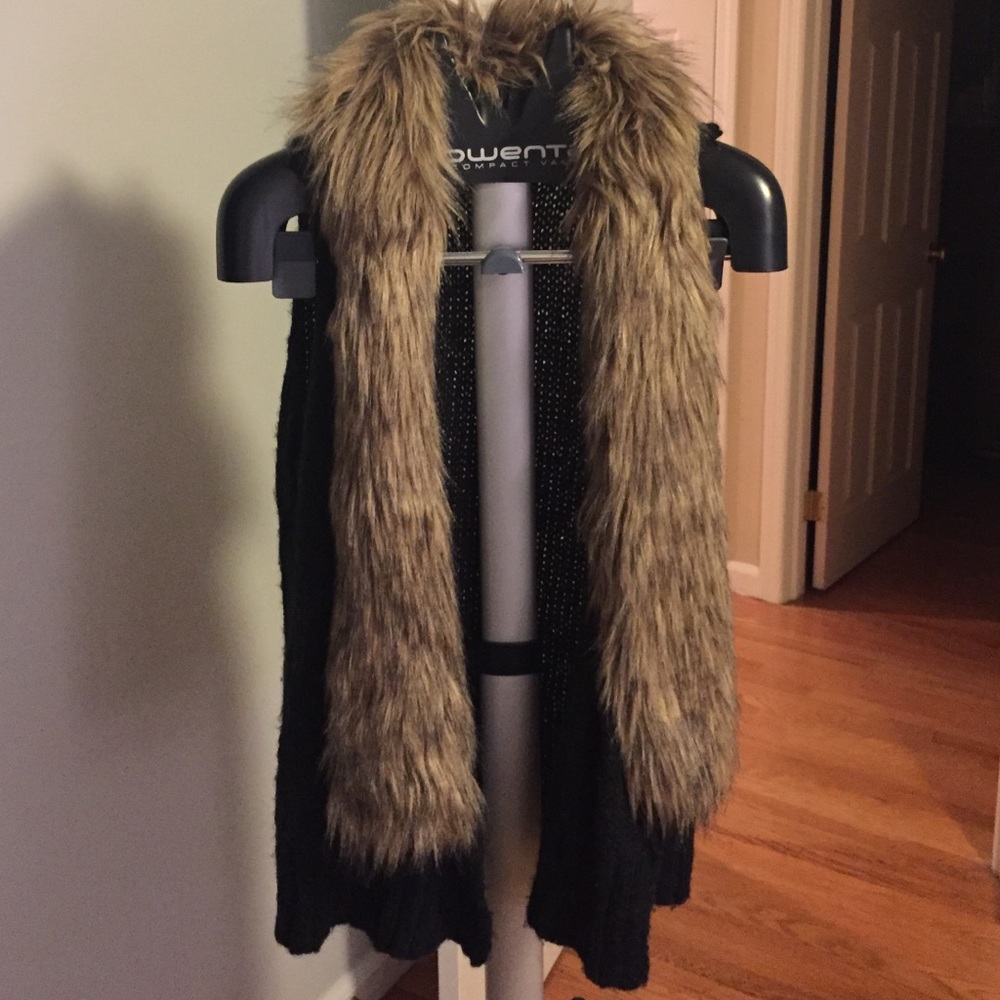 BB Dakota faux fur trimmed knitted vest